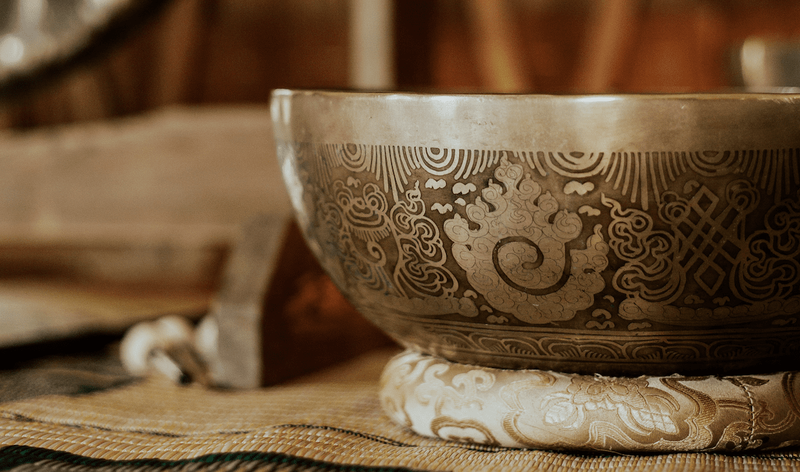 Singing bowl Nahaufnahme einer Klangschale auf einer Bambusmatte