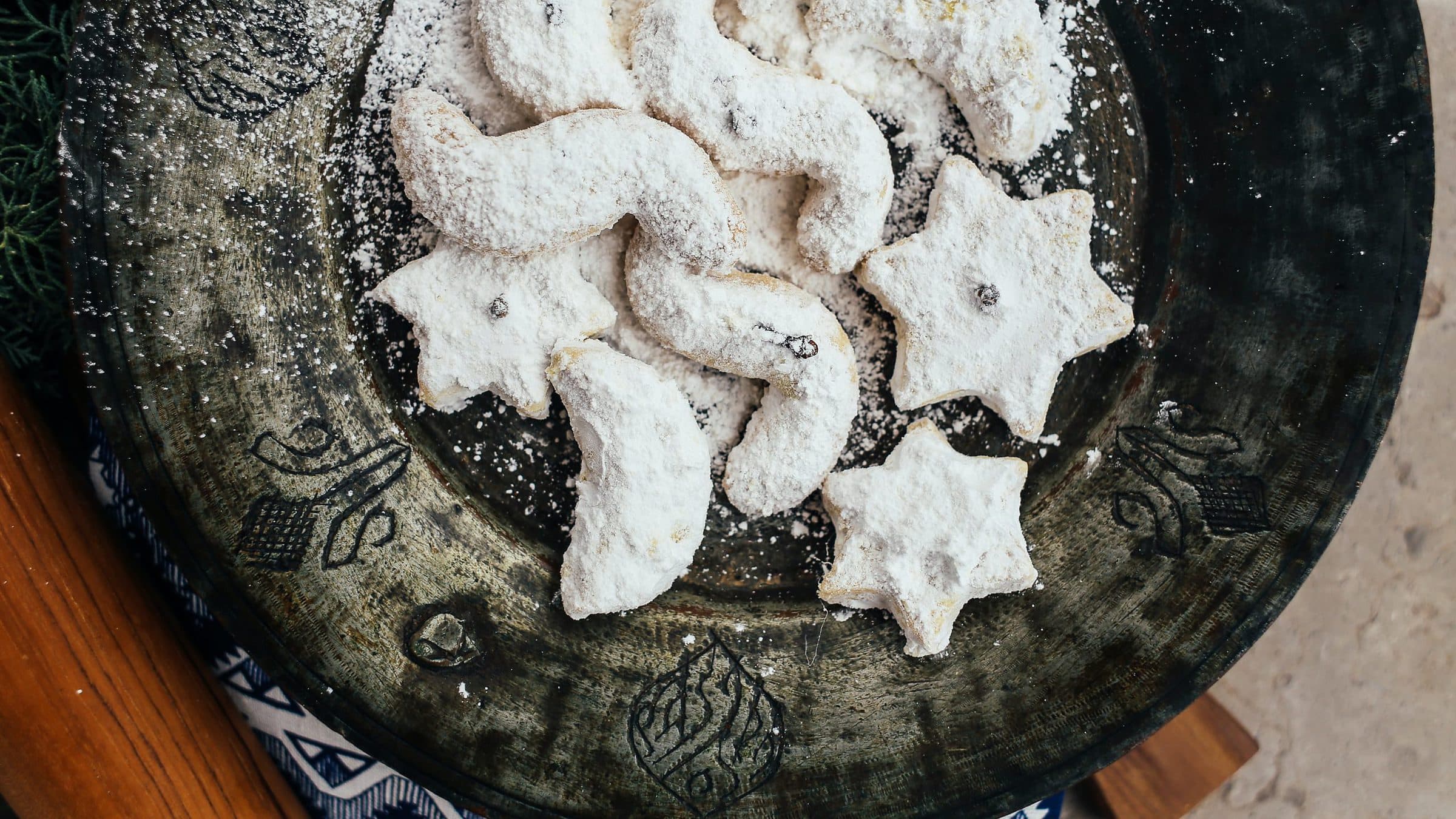 Vanillekipferl Teller mit Plätzchen und Vanillekipferln
